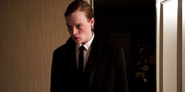 Caleb Landry Jones en Antiviral